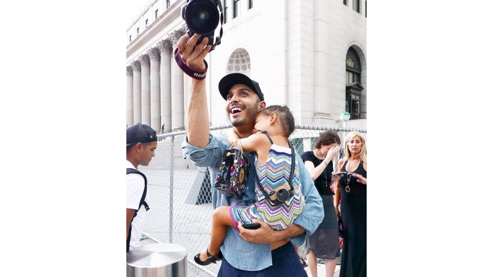 Tirando fotos em Nova York com uma criança nos braços
