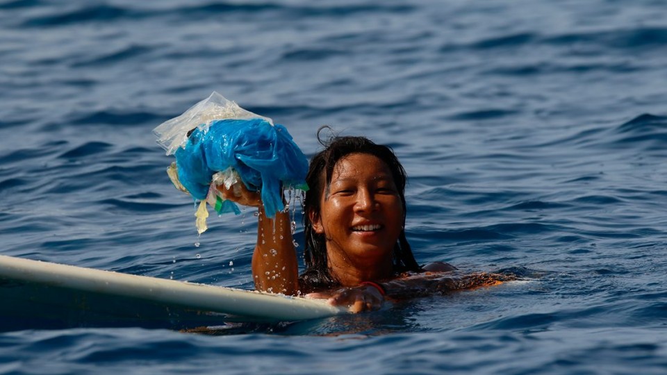 A fotógrada Hatsumi Ishibashi, companheira de viagem, recolhe plástico depois de uma queda