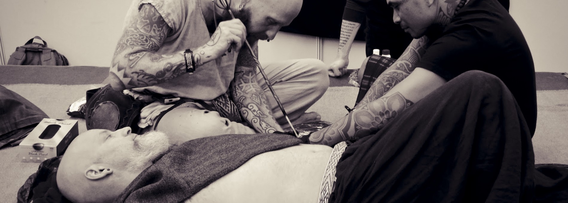 Tatuadores usam técnicas pré-históricas em Copenhague
