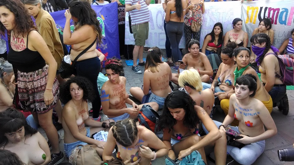 Mulheres pintam seus corpos em protesto no Obelisco, em Buenos Aires