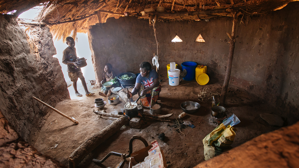 Cozinha típica das vilas da Zâmbia. As crianças desde cedo aprendem a cozinhar e ajudam suas mães tanto no preparo quanto na colheita