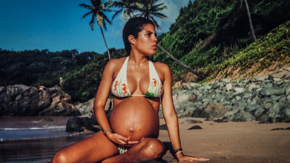 Flávia Cecília, 32, grávida de Miguel, que nasceu na ilha, em 2003. A segunda filha, Lis, nasceu em Recife, em 2010