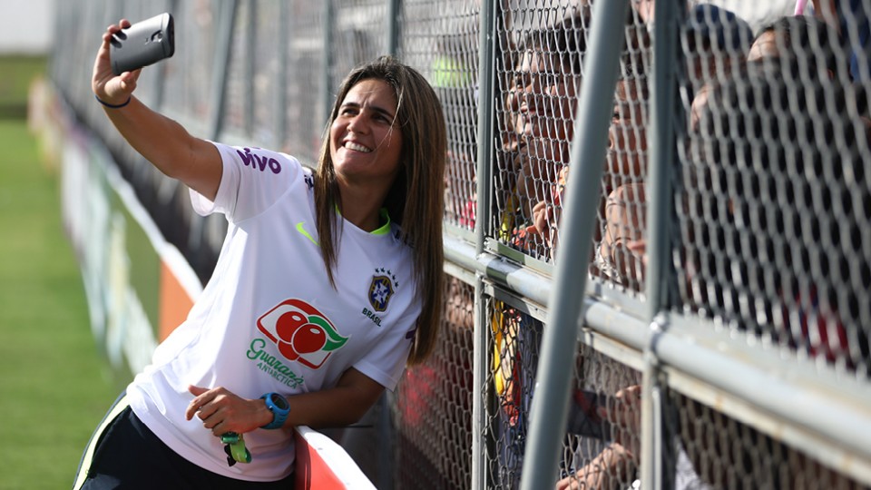 Emily contava com apoio da torcida, das jogadoras e da opinião pública e atribui sua demissão a "má comunicação" com o coordenador da CBF, Marco Aurélio Cunha