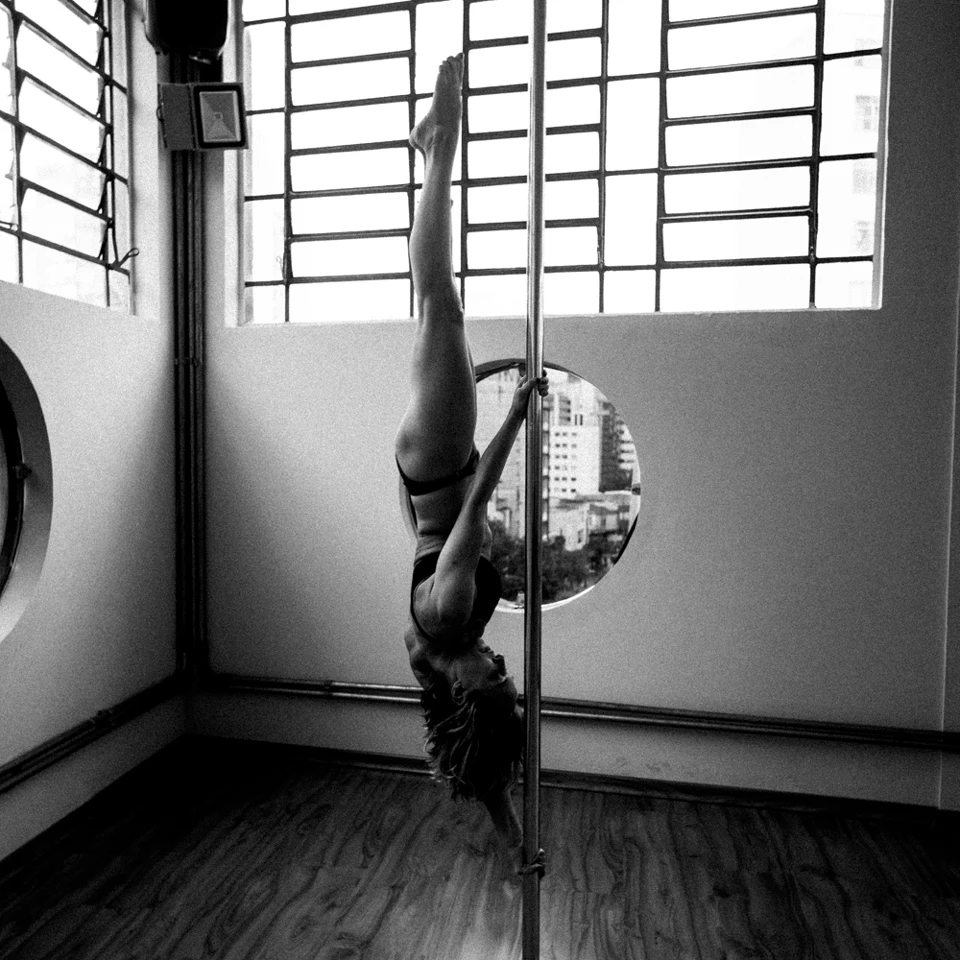 Com mais de 50 anos, mulheres praticam pole dance e quebram tabus - Tpm