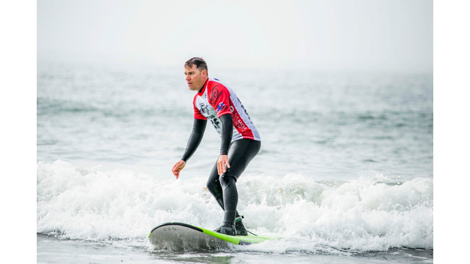 O veterano de guerra, Bobby Lane, fala sobre os benefícios do surf no documentário Resurface, disponível na Netflix
