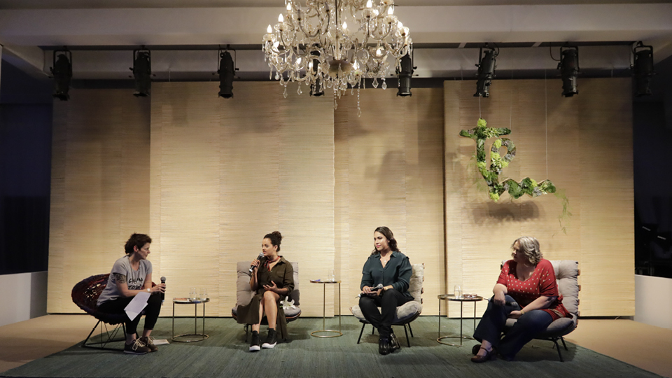 A atriz Maeve Jinkings, a terapeuta tântrica Letícia Bhakti e a obstetriz Ana Cristina Duarte conversaram com Milly Lacombe sobre o que o corpo revela sobre o feminino
