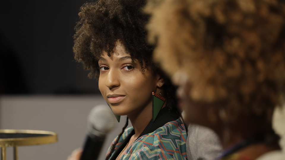historiadora Giovana Xavier e a estudante Domenica Dias conversaram, com a mediação da arquiteta e ativista Joice Berth, sobre os caminhos para melhorar a vida da mulher negra