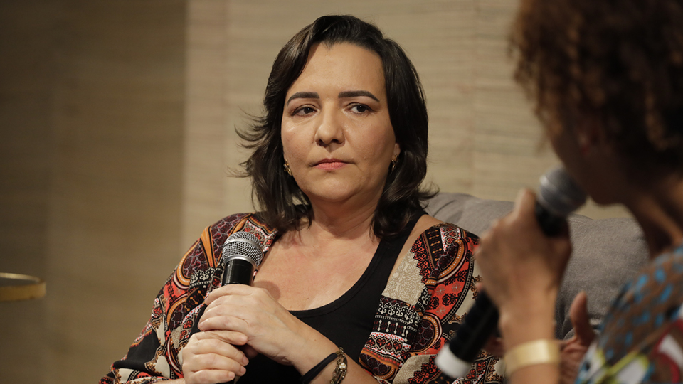 A jornalista Adriana Couto entrevista Ionara Rabelo, psicóloga do Médico Sem Fronteiras