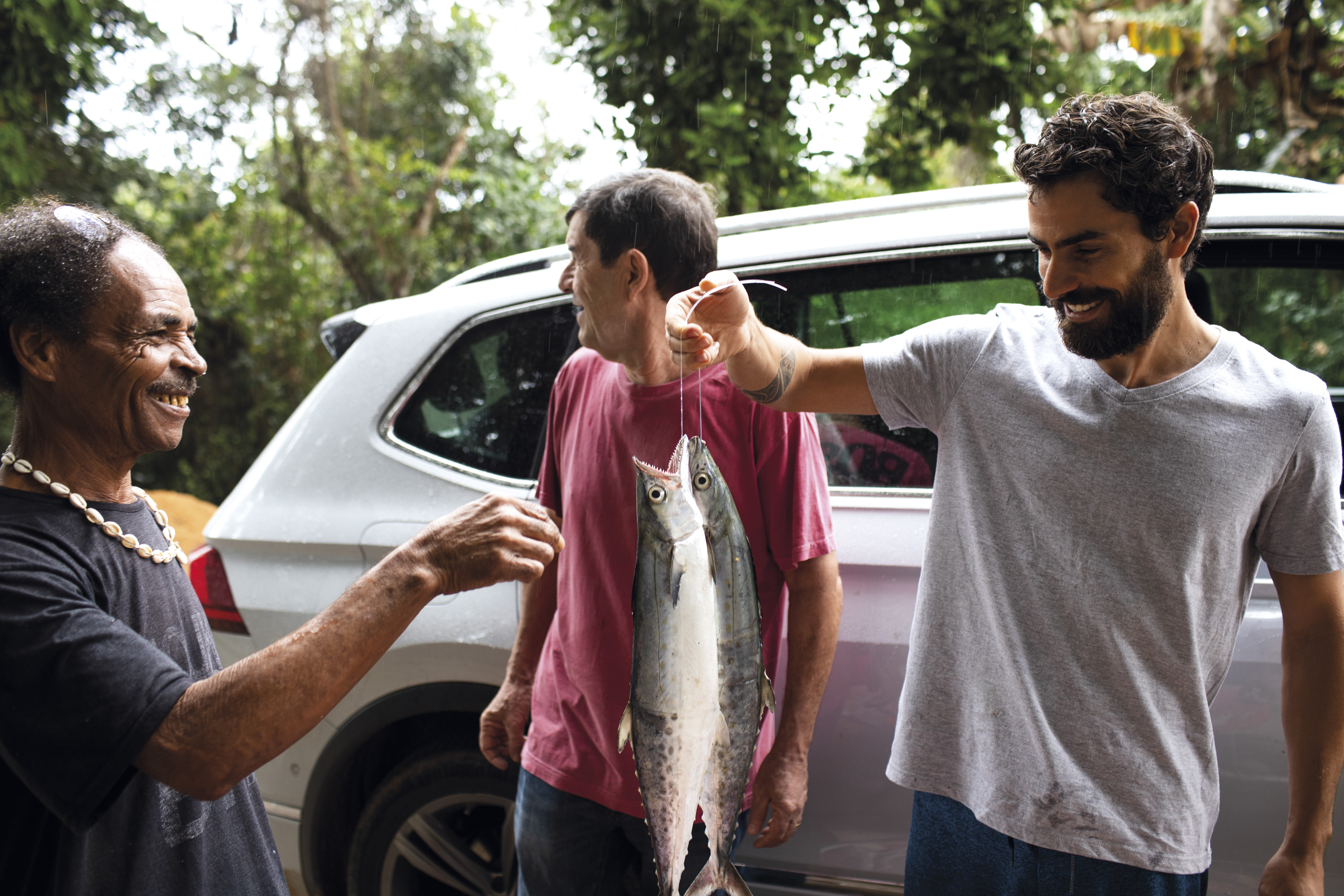 Nando e Marcel (pai e irmão) compram peixe para o almoço