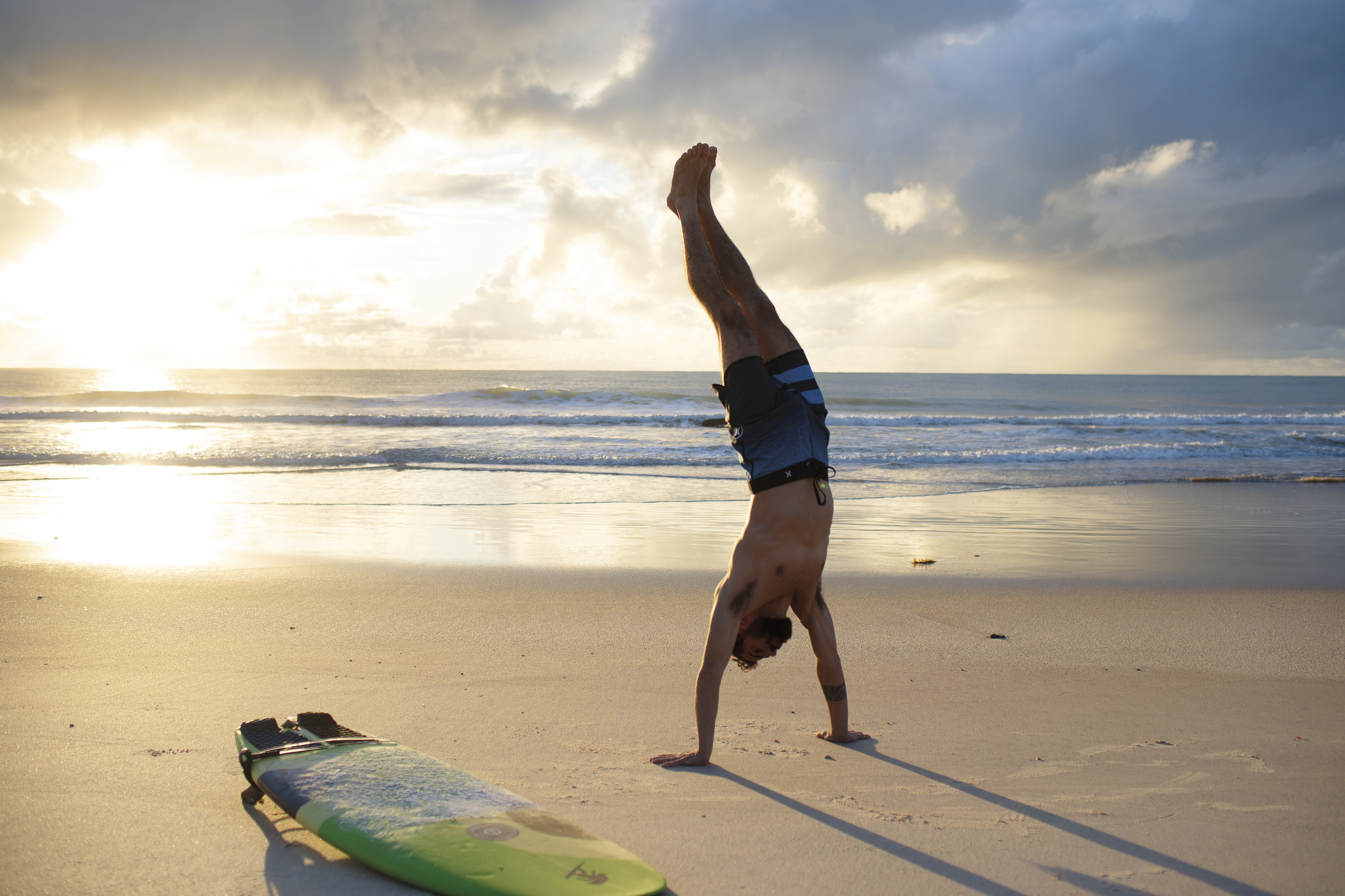 Marcel se aquece para surfar na Praia de Itaquera
