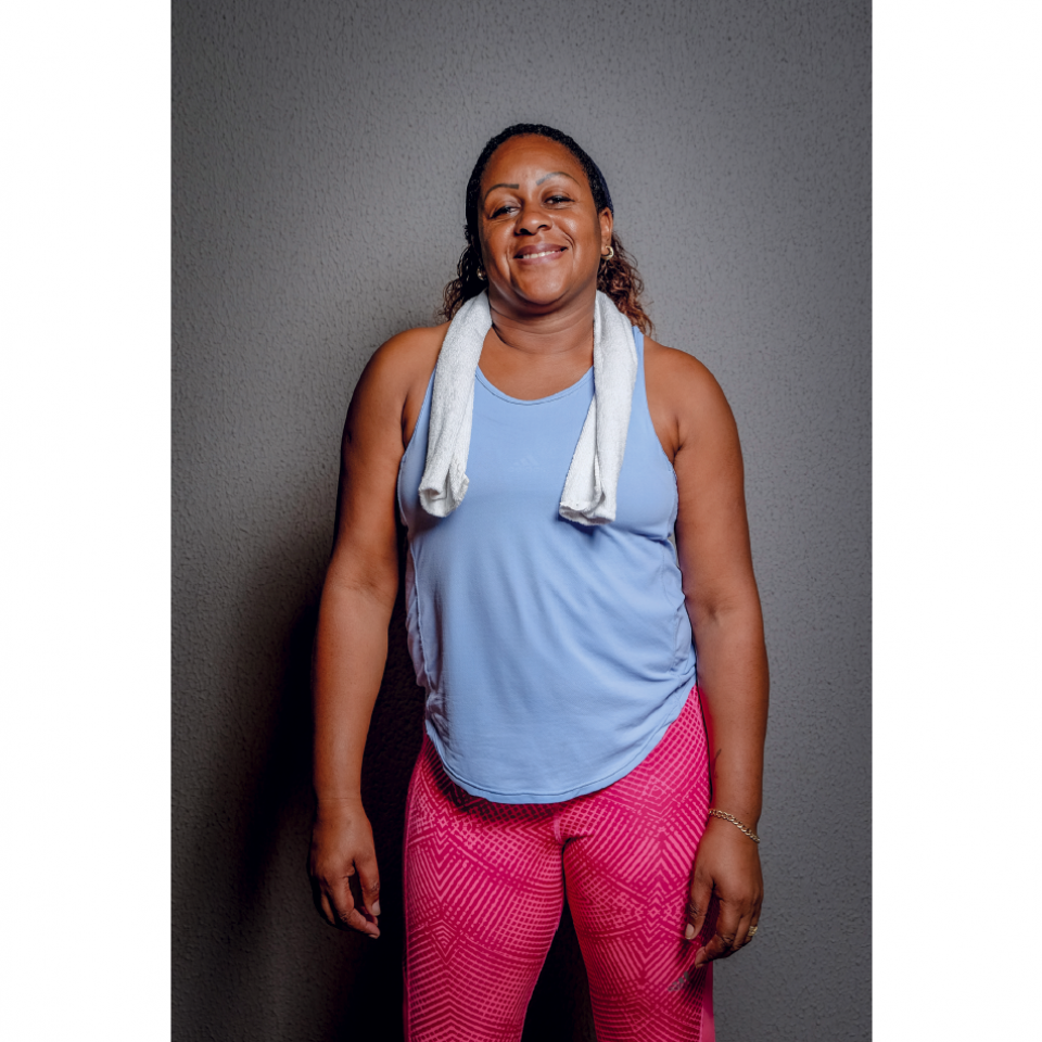Ligiane Camilo, 41, é mãe de quatro filhos, mora no Butantã, em São Paulo, e tem uma pequena loja de sapatos numa galeria do centro da cidade. Ela encontrou em uma academia low-cost perto de seu trabalho um caminho para “tonificar os glúteos”.