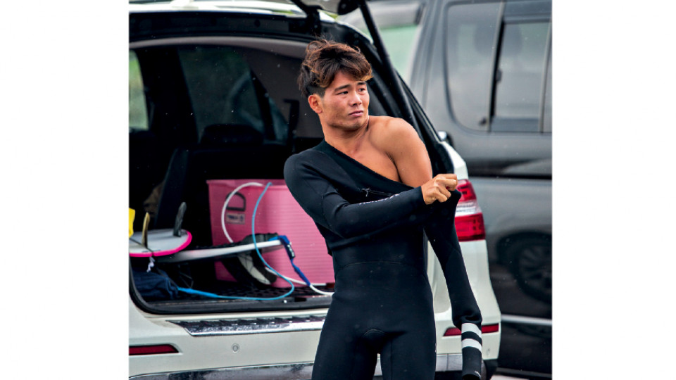 Hiroto Ohhara, um dos melhores surfistas da nova geração japonesa, fora e dentro d'água, em Shida Shita, palco da Olimpíada.