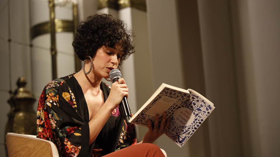 A atriz Maria Flor lendo trechos de O Curso do Amor, de Alain de Botton