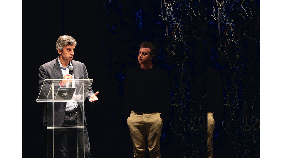 Thomaz Srougi recebeu o Prêmio Trip Transformadores das mãos do apresentador Luciano Huck