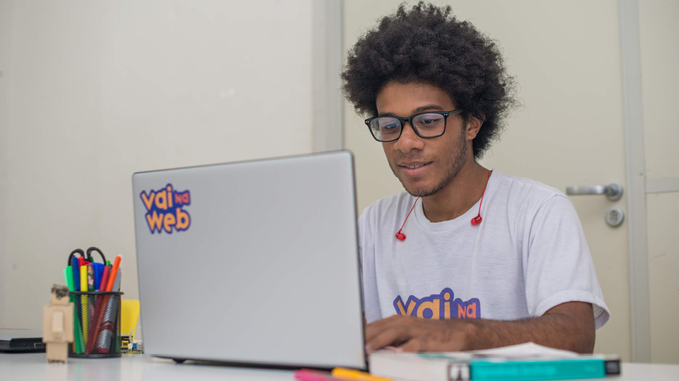 Desde 2017, o Vai na Web formou mais de 200 estudantes, com idades entre 16 e 29 anos