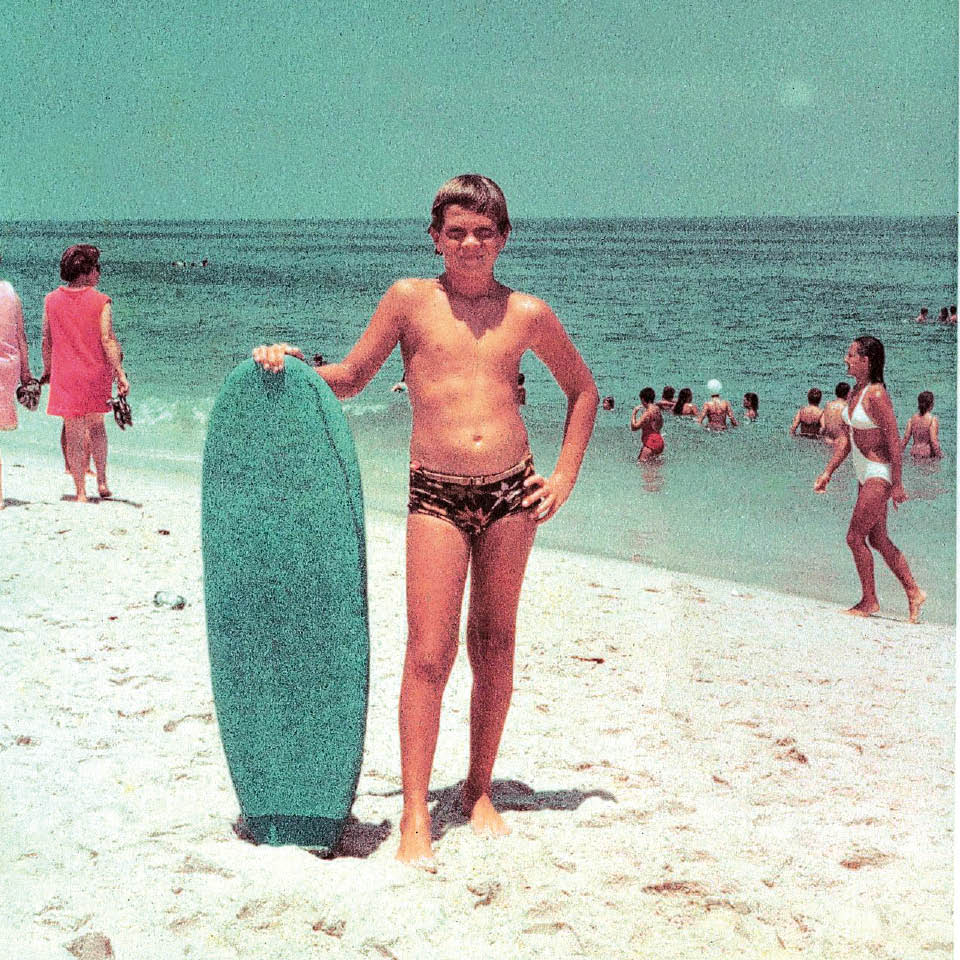 Bial tirando onda de surfista em Ipanema (RJ), em 1970