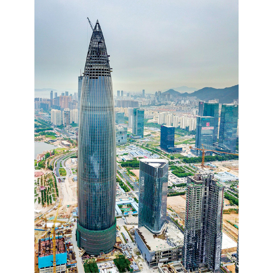 Em constante crescimento, Shenzhen segue em obras; o prédio desta foto, de 2017, já está pronto