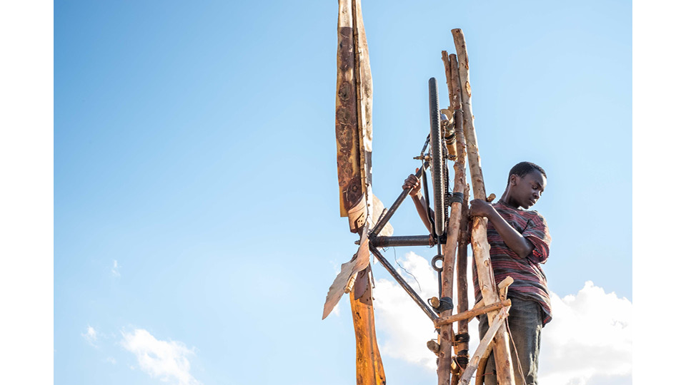 O filme "O menino que descobriu o vento"é baseado no livro de memórias "The Boy Who Harnessed The Wind", de William Kamkwamba e Bryan Mealer