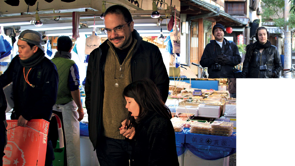 À esq., com a filha Lara, no Mercado do Peixe de Tsukiji, no Japão (2009); à dir., com a filha Enrica, quando ela morava no Japão (2010)