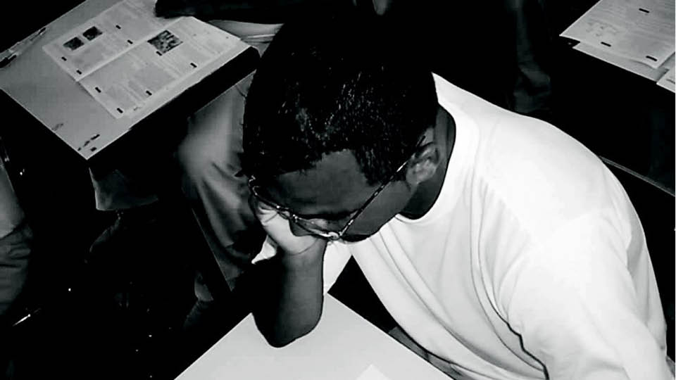 Luiz Alberto Mendes estudando na penitenciária de Sorocaba