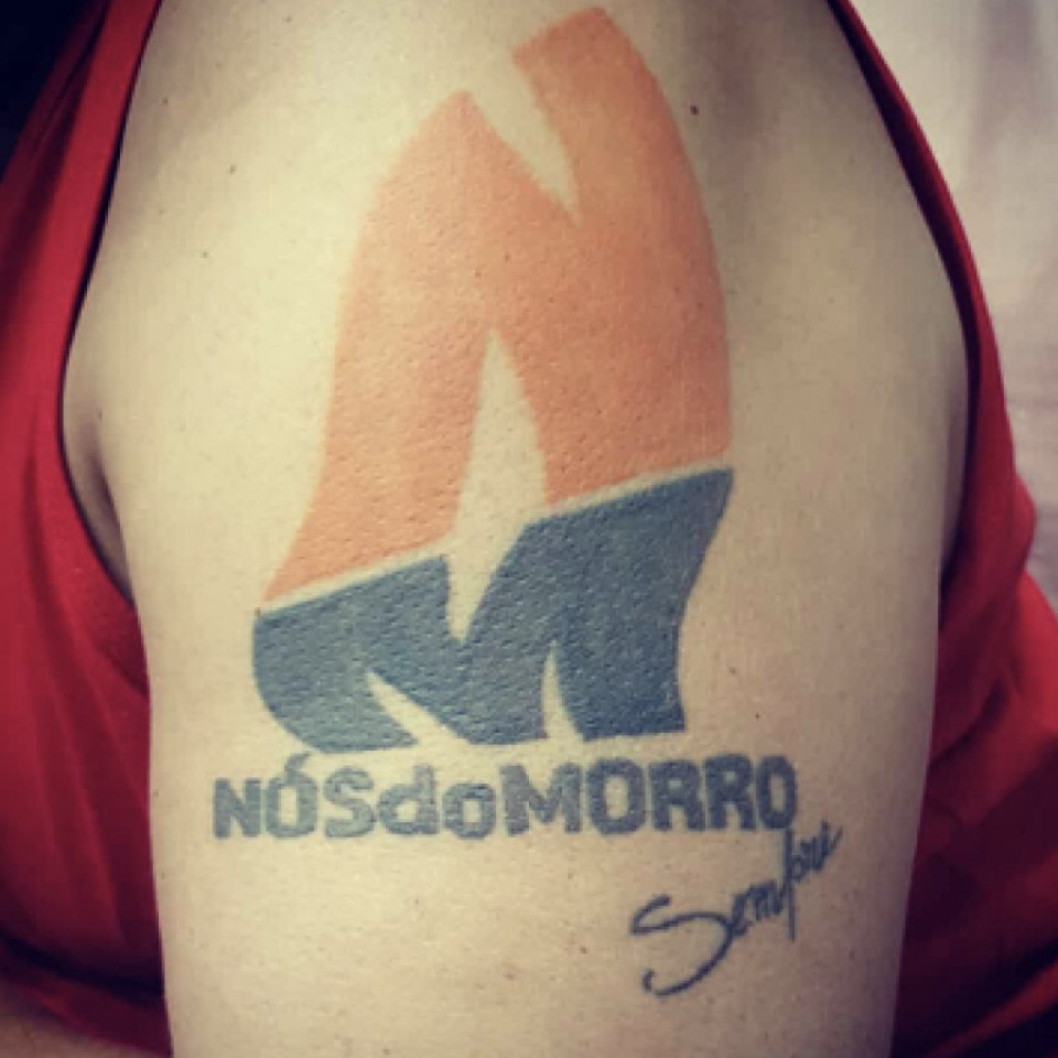 O braço do ator Babu leva uma tatuagem do projeto Nós do Morro, criador por Guti Fraga no Vidigal, e onde ele começou no teatro