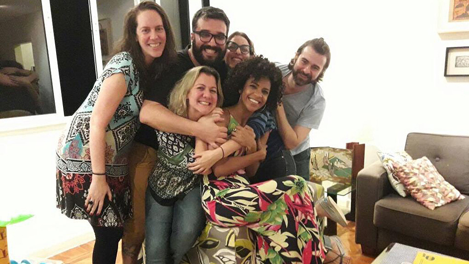 Luciana Barreto, jornalista e âncora da CNN Brasil, com os colegas da faculdade