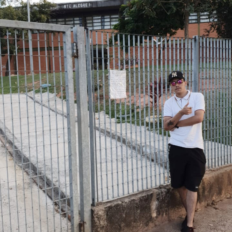 Marcelo em frente a escola pública onde aprendeu a amar história e filosofia