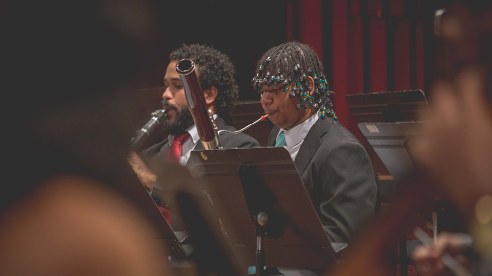 Neojibá – música que transforma narra a preparação de uma das orquestras do programa Núcleos Estaduais de Orquestras Juvenis e Infantis da Bahia para uma turnê na Europa