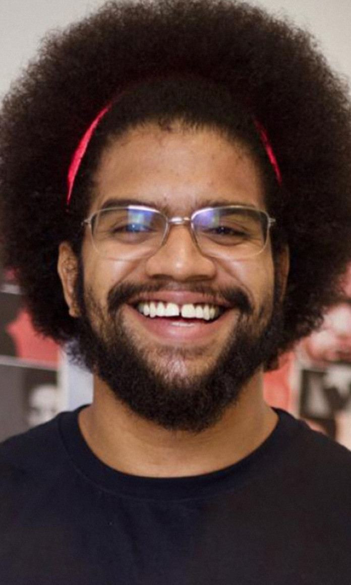 Na imagem, Jones Manoel, sorrindo de frente para a câmera