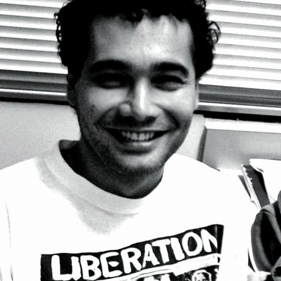 Sidarta Ribeiro neurocientista sorrindo foto preto e branca