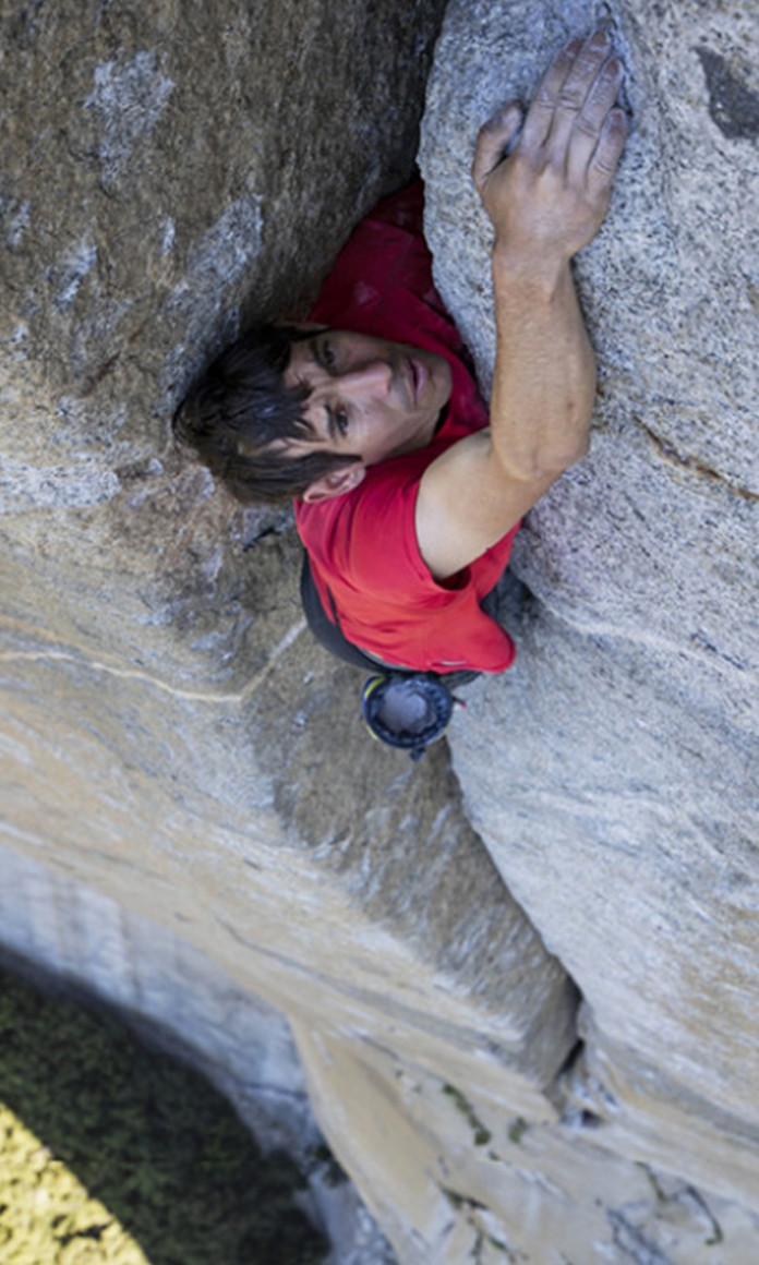 O alpinista Alex Honnold sobe o paredão El Capitan sem equipamentos no documentário Free Solo