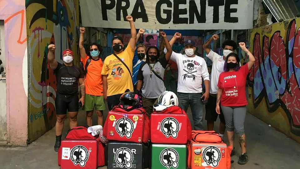Paulo Lima, o Galo, com os entregadores antifascistas