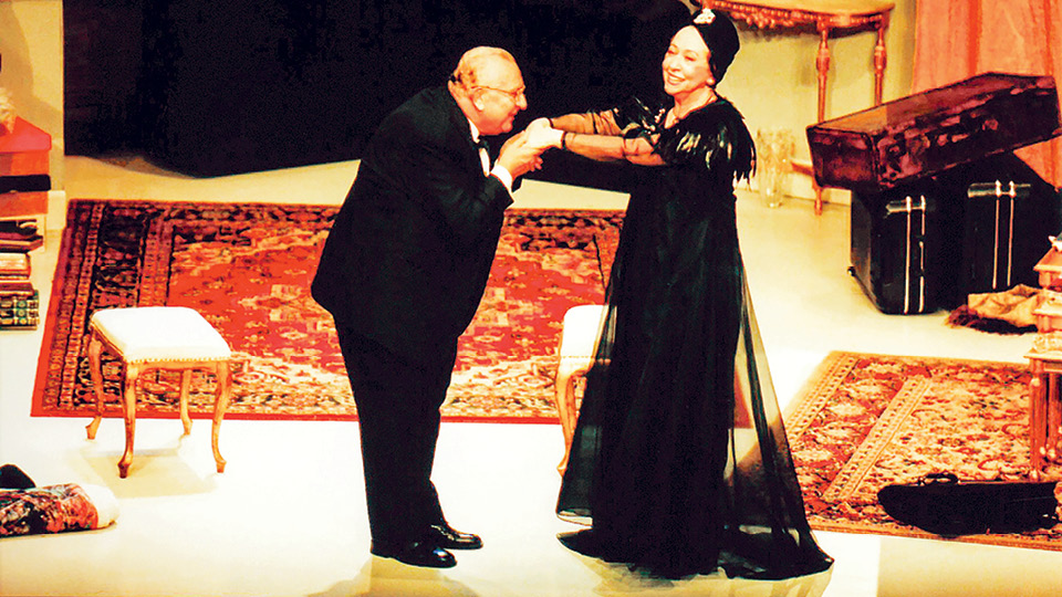 Sérgio Mamberti em sua temporada com Fernanda Montenegro durante as apresentações da peça Alta Sociedade, em 2001