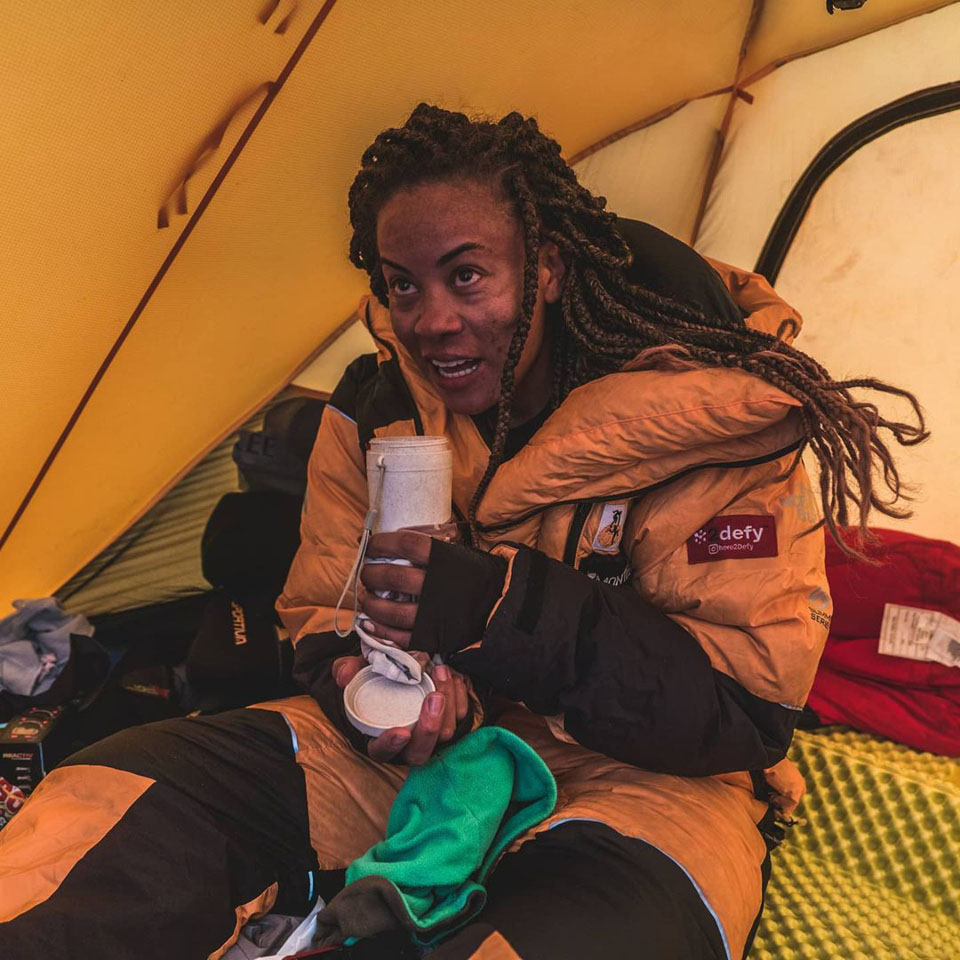 Aretha Duarte em sua jornada ao cume do Monte Evereste