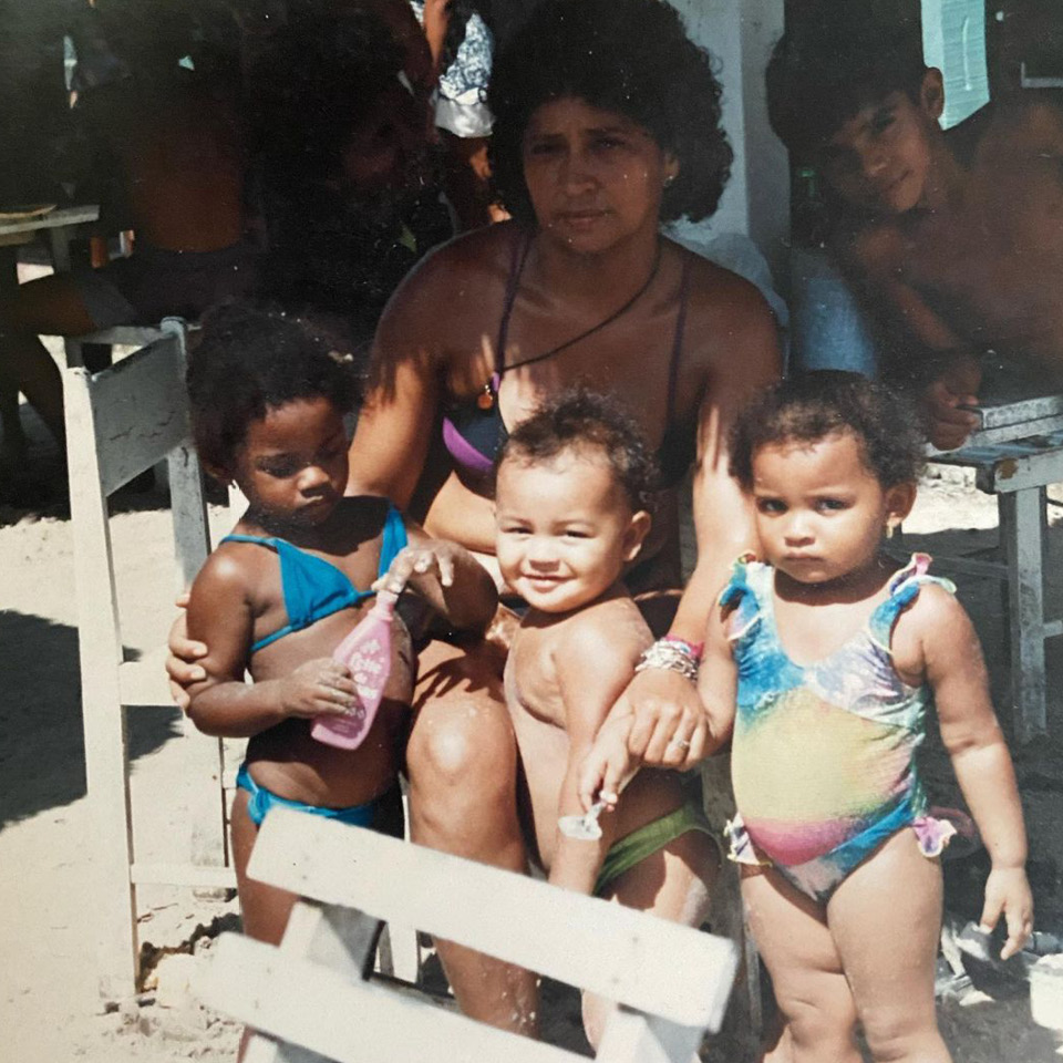 Na Praia do Olho D’água, em São Luís, no Maranhão, com as irmãs Phamella e Polianna