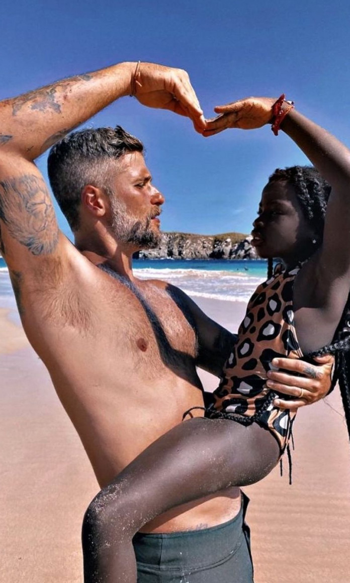 Bruno Gagliasso faz coração com filha Titi numa praia