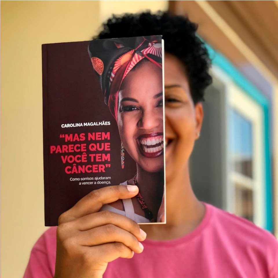 Carolina  Magalhães e seu livro: “Mas nem parece que você tem câncer - Como sorrisos ajudaram a vencer a doença”