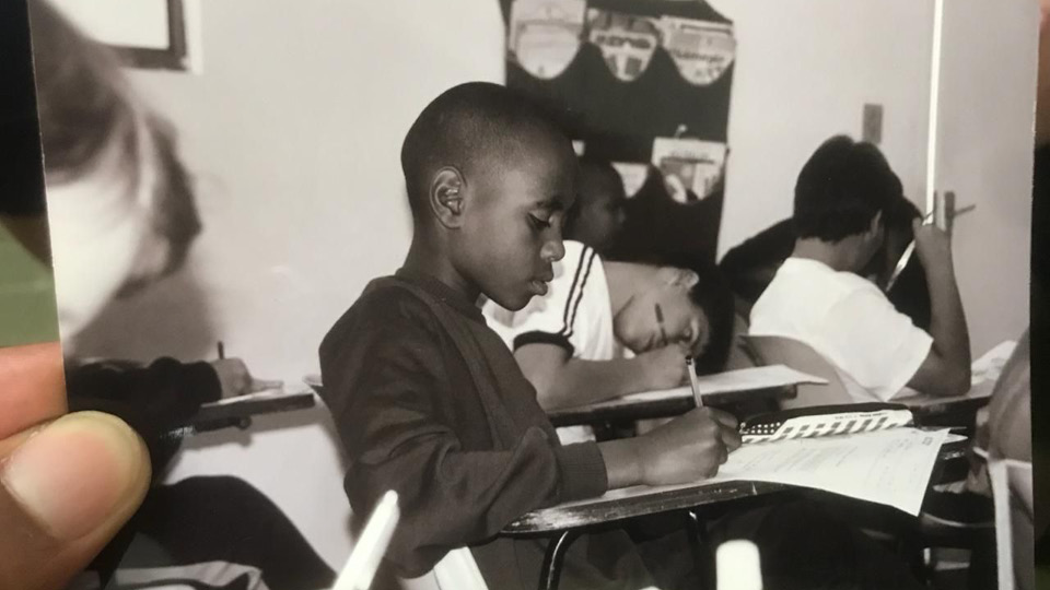 Ícaro Silva na escola, durante a infância