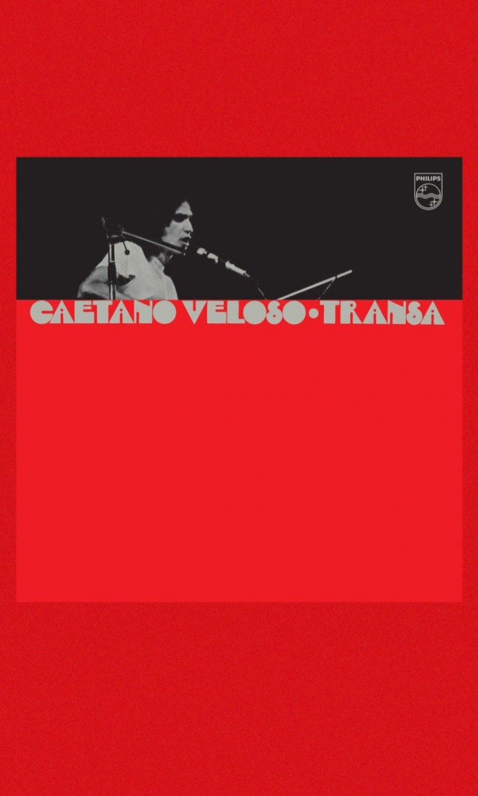 Capa do disco Transa, de Caetano Veloso, em que ele aparece em preto e branco cantando ao microfone na decada de 70