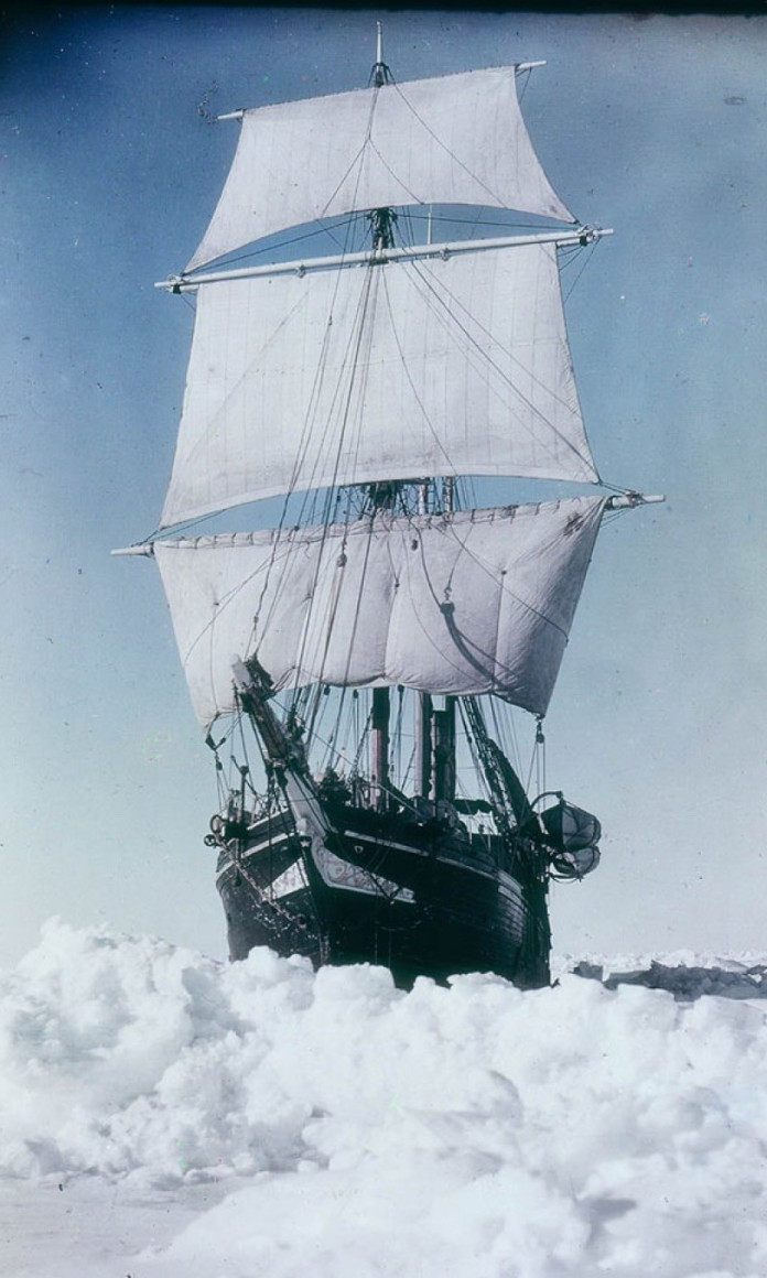 Navio navegando no meio do gelo