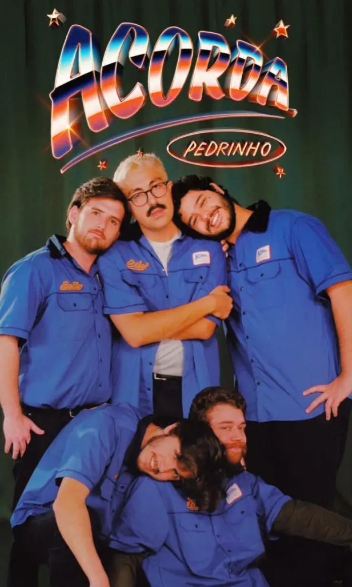Capa do disco Acorda Pedrinho tem cinco homens vestidos com uma camisa azul