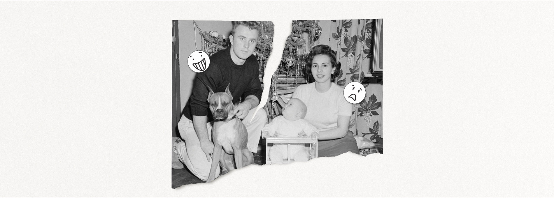 Foto preto e branca antigo de um casal, rasgada ao meio. De um lado o pai com o cachorro e do outro lado a mãe com a criança ainda bebê