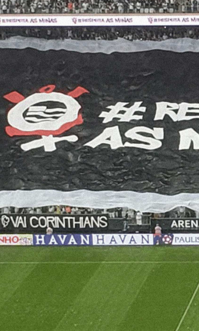 Bandeira da torcida feminina do Corinthians na arquibancada do estádio