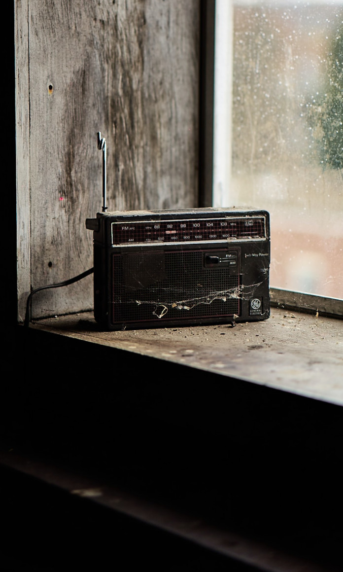 Radio antigo colocado na frente de uma janela
