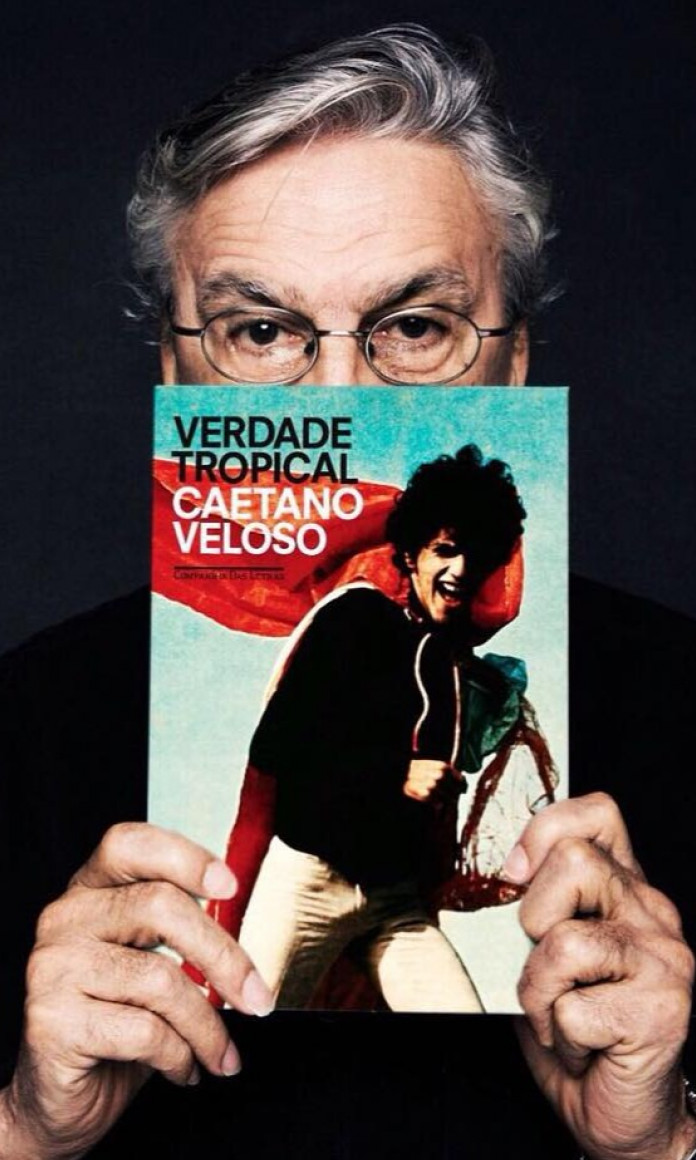 Caetano Veloso segurando seu livro Verdade Tropical