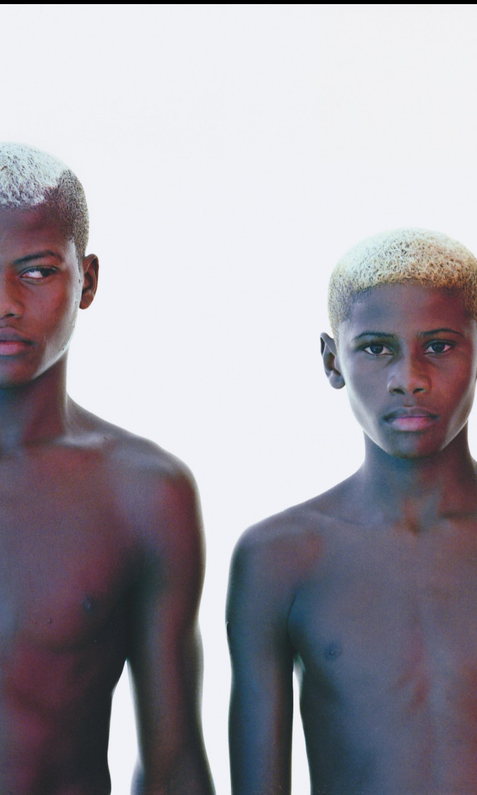 Dois meninos negros com o cabelo platinado, a chamada nevada carioca