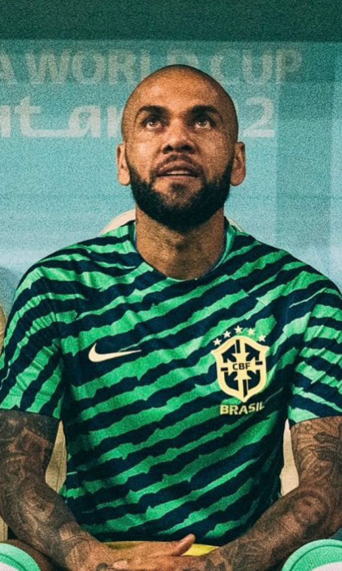 Daniel Alves, jogador de futebol acusado de estupro, veste a camisa verde da seleção