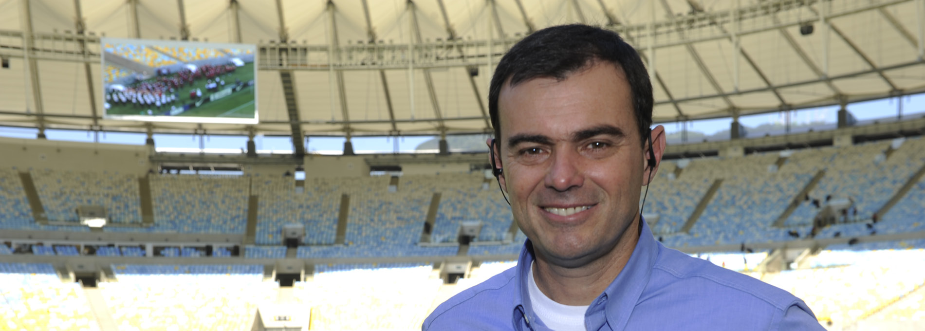 Tino Marcos, jornalista esportivo da Rede Globo, dentro de um estádio de futebol