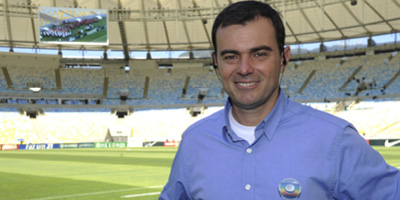 Tino Marcos, jornalista esportivo da Rede Globo, dentro de um estádio de futebol