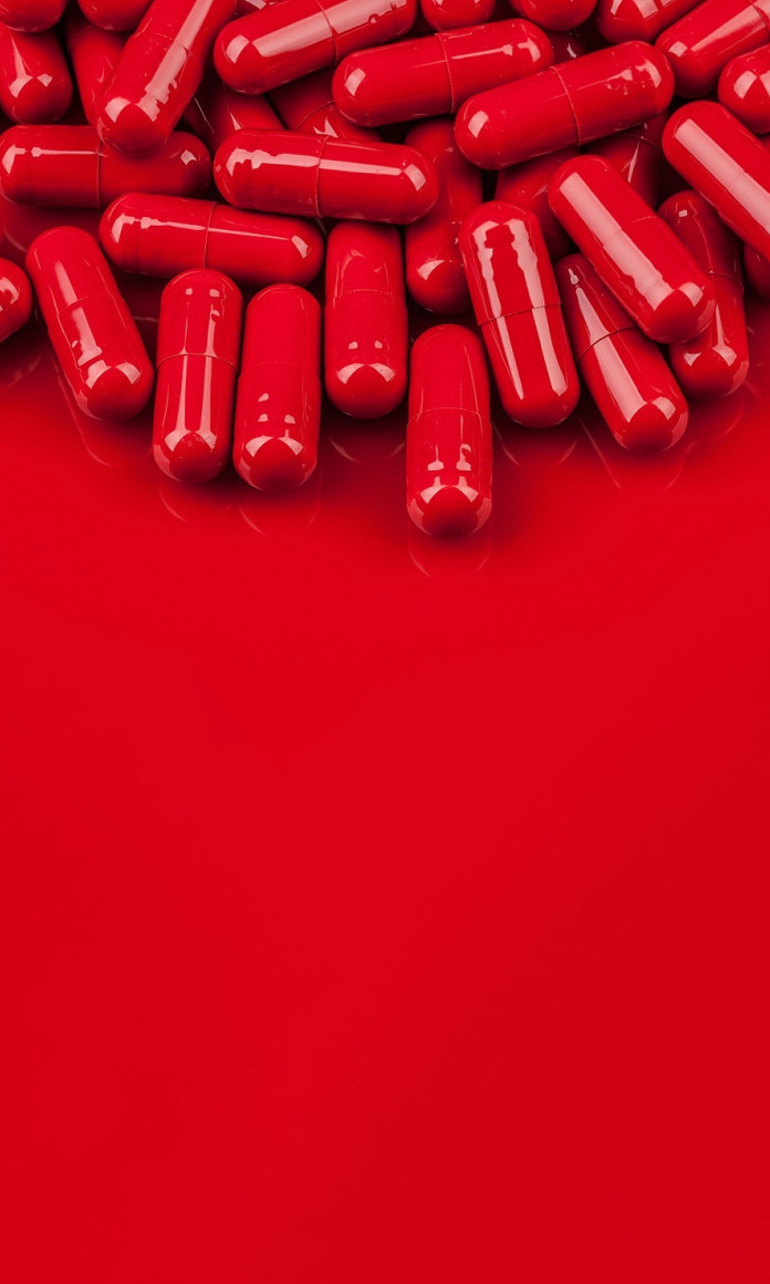 Pilulas vermelhas num fundo vermelho em alusão às redpills